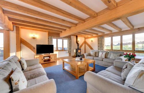 Stone in Oxney House | Welcoming Churchlands Barn with Hot Tub & Family Amenities