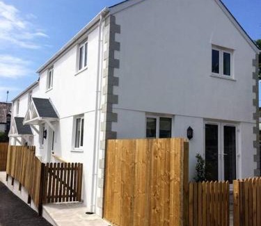 Lostwithiel House | Chy Bownder Cottage: Pet & Child Friendly Retreat