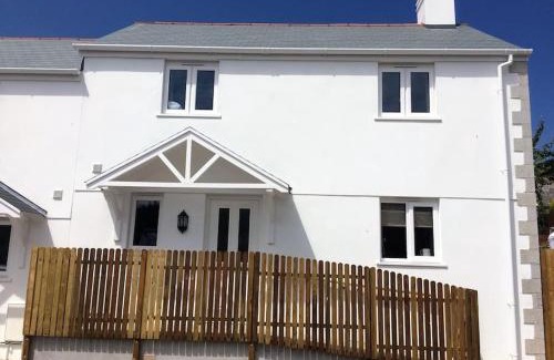 Lostwithiel House | Chy Bownder Cottage: Pet & Child Friendly Retreat