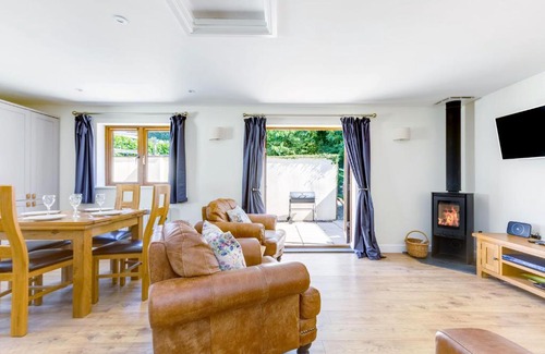 Wadebridge House | Pet-Friendly Stay at Chy Pol - A 4-Star Experience Awaits