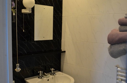 Grade Bed & Breakfast | Exceptional Chyheira: Guest Rated 9.8 with Breakfast & Kitchen
