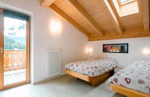Pera Apartment | Discover Ciampedie: Pet-Friendly Retreat with Spa & Lake Views