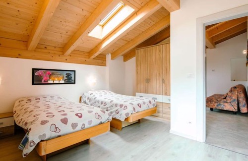 Pera Apartment | Discover Ciampedie: Pet-Friendly Retreat with Spa & Lake Views