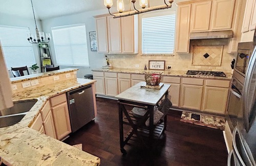 Southeast Arlington House | Experience Ciao Bella! Family-Friendly Home with Pool & Spa