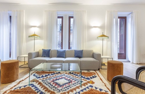 Cortes Apartment | Elegantly Designed Cibeles Luxe II Apartment in Madrid