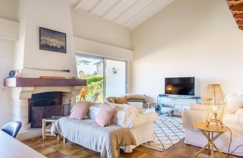 Ciboure Villa | Experience CIBOURE PLAGE: Family-Friendly Beach Retreat