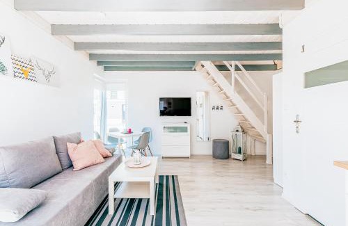 Karwienskie Bloto Drugie Cabin | Relax at Cichy Domek: Pool, Oceanfront & Family Friendly