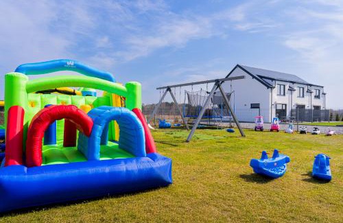 Karwienskie Bloto Drugie Cabin | Relax at Cichy Domek: Pool, Oceanfront & Family Friendly