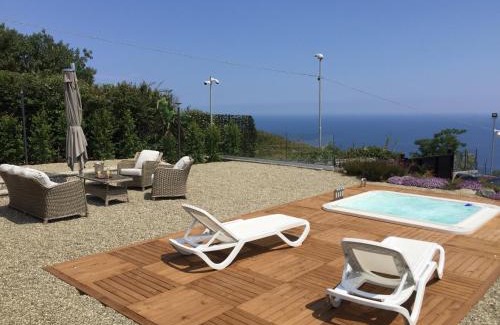 Vampolieri I Apartment | Relax at Ciclope's House with Mini Spa & Ocean Views