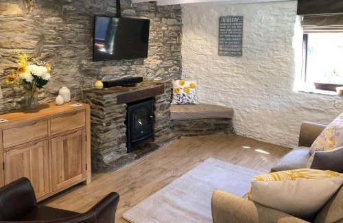Fowey House | Pet-Friendly Retreat at Cider Press Cottage - 10/10 Rated!