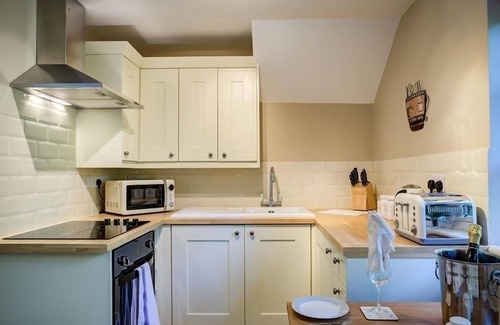 Burford Cottage | Cozy Cider Press: Romantic Cottage with Breakfast in Burford