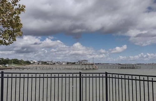 Clear Lake Shores House | Experience Cien: Kemah Boardwalk Escape with Free Bikes