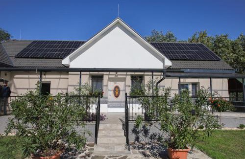Cigand Bed & Breakfast | Guest Rated 10/10 at Cigándi Családi Panzió by the Ocean