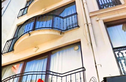 Taksim Apartment | Modern Cihangir City View Apartment with Breakfast & Accessibility