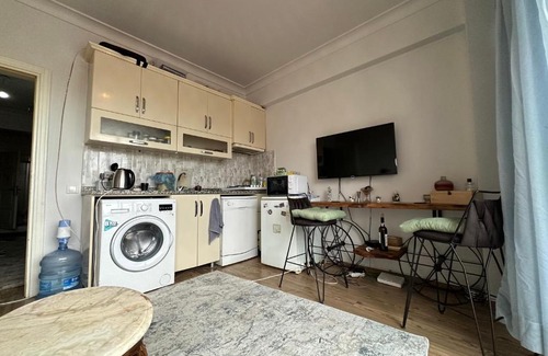 Taksim Apartment | Modern Cihangir City View Apartment with Breakfast & Accessibility