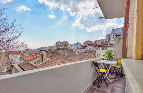 Gumussuyu Mahallesi Apartment | Inviting Cihangir House: Child-Friendly with Breakfast Included