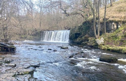 Aberdulais House | Relax at Cilffriw Farm: Pet-Friendly Retreat for Families