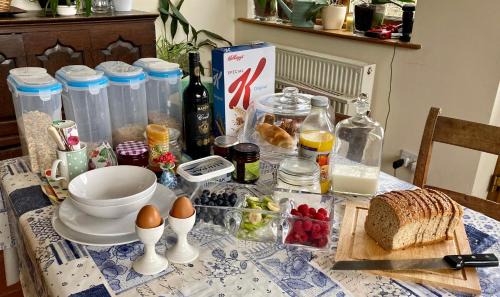 Aberdulais House | Relax at Cilffriw Farm: Pet-Friendly Retreat for Families