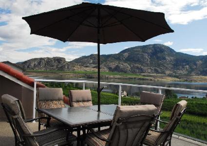 Okanagan-Similkameen Apartment | Prime Location Getaway: In the Heart of Revelstoke