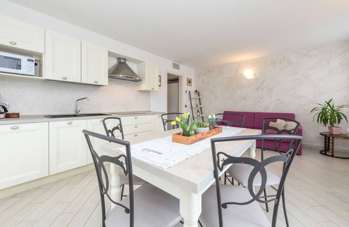 Tignale Apartment | Experience Ciliegia: Scenic Lake View with Family-Friendly Perks