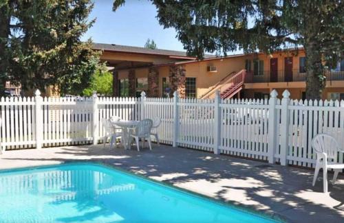 Klamath Falls Hotel | Pet-Friendly Cimarron Inn with Pool and Ocean Views