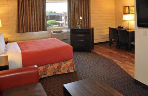 Klamath Falls Hotel | Pet-Friendly Cimarron Inn with Pool and Ocean Views