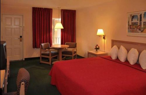 Klamath Falls Hotel | Pet-Friendly Cimarron Inn with Pool and Ocean Views