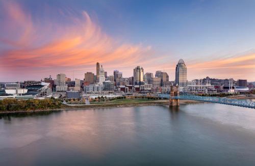 Covington Hotel | Elegant Cincinnati Marriott at RiverCenter with Pool Access