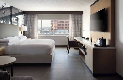 Covington Hotel | Unwind at Cincinnati Marriott with Pool and Spa Amenities