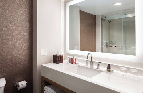 Covington Hotel | Unwind at Cincinnati Marriott with Pool and Spa Amenities