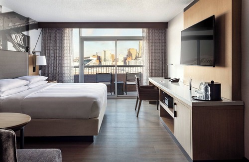 Covington Hotel | Unwind at Cincinnati Marriott with Pool and Spa Amenities