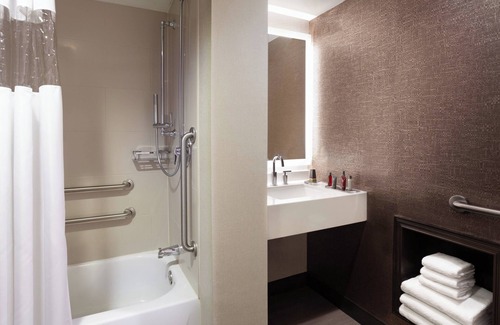 Covington Hotel | Unwind at Cincinnati Marriott with Pool and Spa Amenities