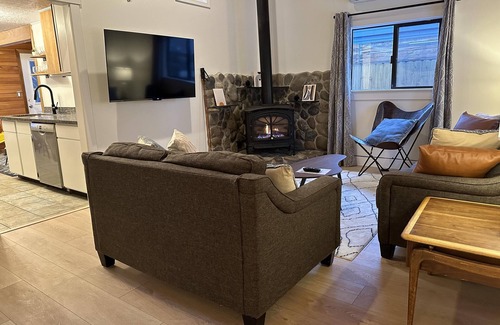 River West Cottage | Pet-Friendly Cinder Cone with Hot Tub & Gas Fireplace