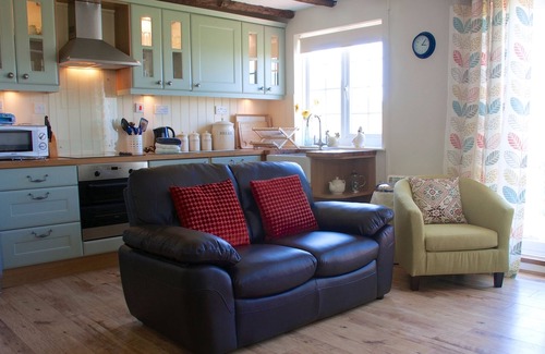 Cullompton Cottage | Experience Cinders Cottage with Breathtaking Views