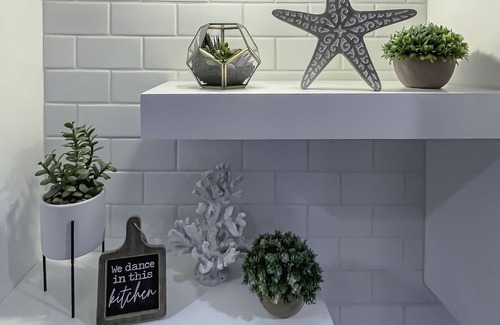 Long Beach House | Cindy Lou's Seaside Retreat: Walking Distance to the Beach!