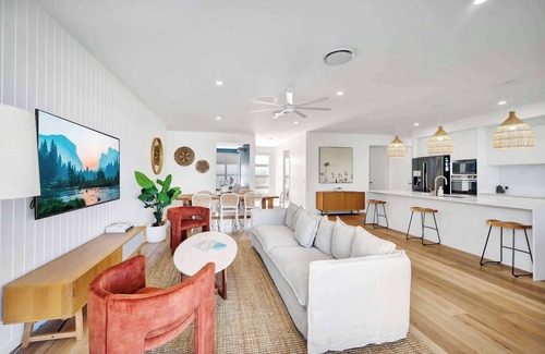 Innes Park House | Cinema Pool Pets 4b2b Bargara Headlands