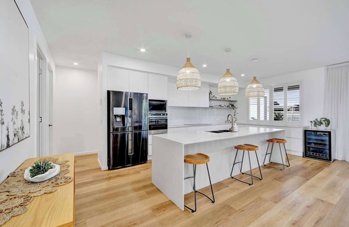 Innes Park House | Cinema Pool Pets 4b2b Bargara Headlands