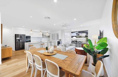 Innes Park House | Cinema Pool Pets 4b2b Bargara Headlands