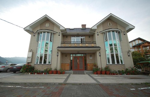 Ren'ai House | Family-Friendly CIngjing Farm Jenku Villa: A Relaxing Getaway