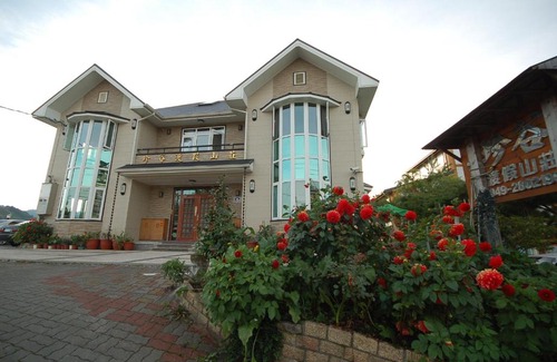 Ren'ai House | Family-Friendly CIngjing Farm Jenku Villa: A Relaxing Getaway