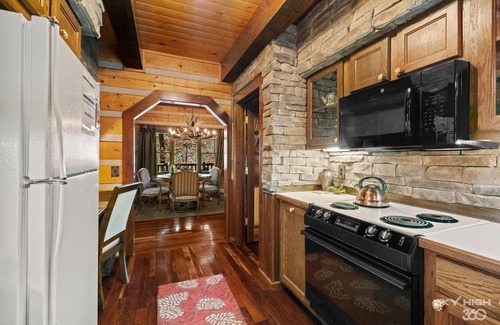 Eureka Springs Cabin | Experience Cinnamon Valley Resort: Lake View & Spa Oasis