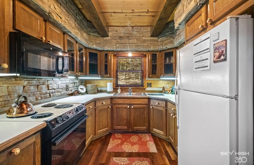 Eureka Springs Cabin | Experience Cinnamon Valley Resort: Lake View & Spa Oasis