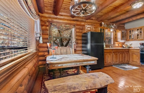 Eureka Springs Cabin | Experience Cinnamon Valley Resort: Lake View & Spa Oasis