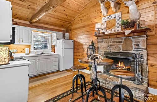Eureka Springs Cabin | Experience Cinnamon Valley Resort: Lake View & Spa Oasis
