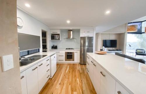 Yallingup Siding House | Elegant 4-Star Villa Amidst Private Bushland Retreat
