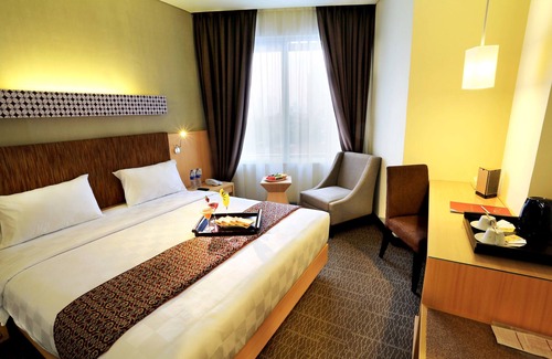 Mampang Prapatan Hotel | Discover Cipta Hotel Pancoran: Pool, Dining & Accessibility