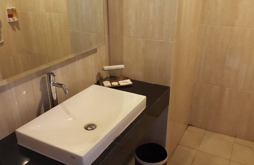 Mampang Prapatan Hotel | Discover Cipta Hotel Pancoran: Pool, Dining & Accessibility