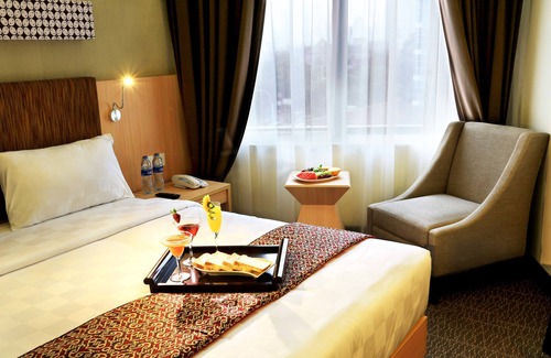 Mampang Prapatan Hotel | Discover Cipta Hotel Pancoran: Pool, Dining & Accessibility