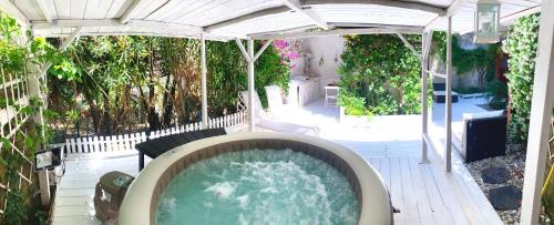 San Felice Circeo Apartment | Relaxing Circeii: Oceanfront Retreat with Spa & Pool