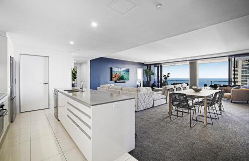 Surfers Paradise Apartment | Elegant Circle on Cavill Sub Penthouse with Ocean View